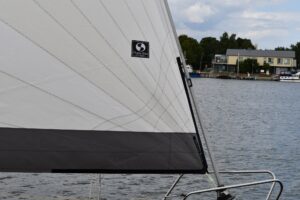 Żagiel z logo Ocean Sails podczas rejsu