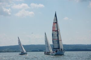 Jachty z żaglami regatowymi Ocean Sails na wodzie