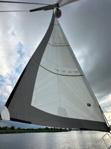 Nowoczesny żagiel turystyczny Ocean Sails widziany z pokładu